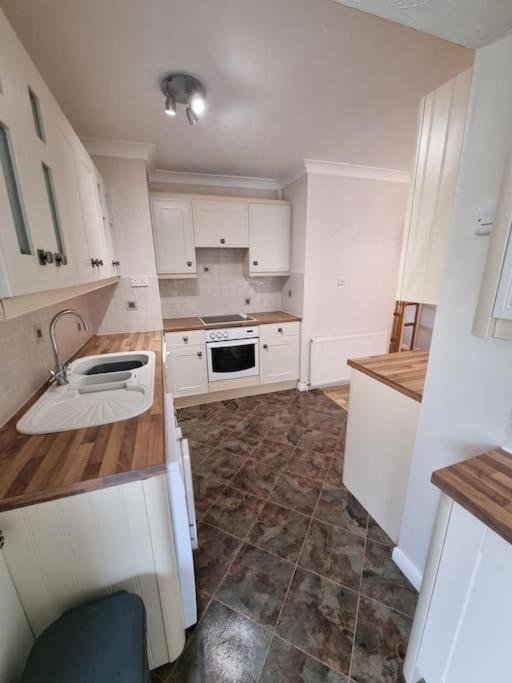 Charming Coastal Bungalow Cayton Eksteriør billede