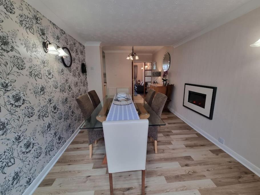 Charming Coastal Bungalow Cayton Eksteriør billede