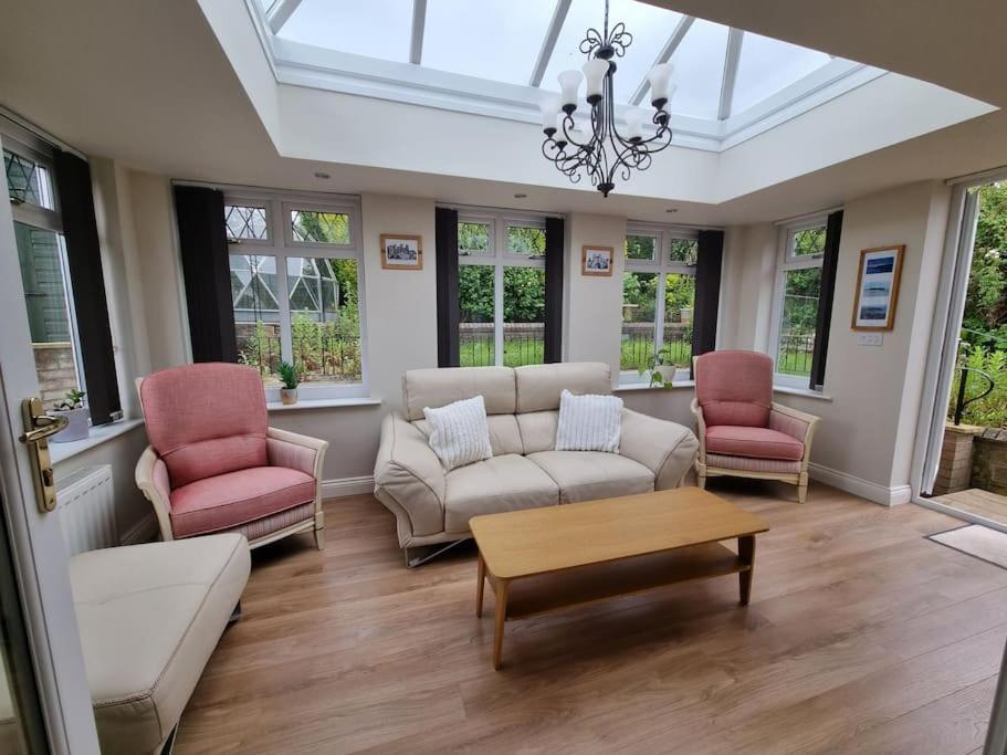 Charming Coastal Bungalow Cayton Eksteriør billede