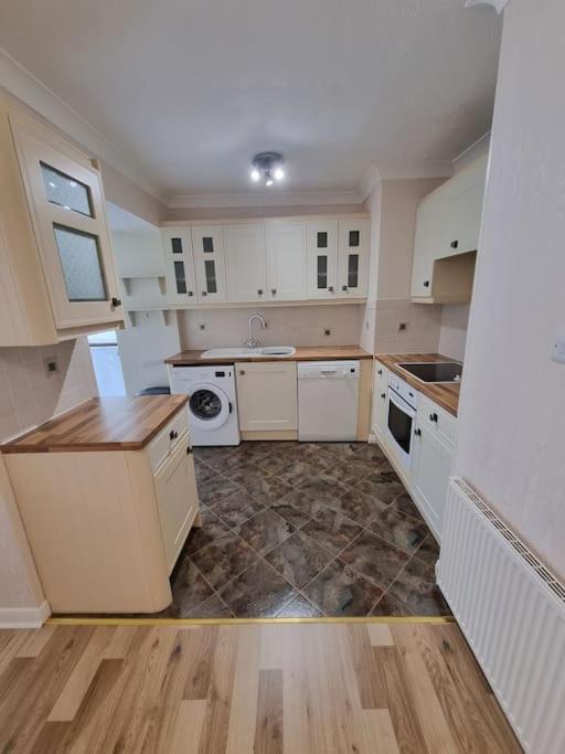 Charming Coastal Bungalow Cayton Eksteriør billede